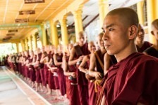 Mönche im Kha Khat Wain Kyaung Kloster, Bago